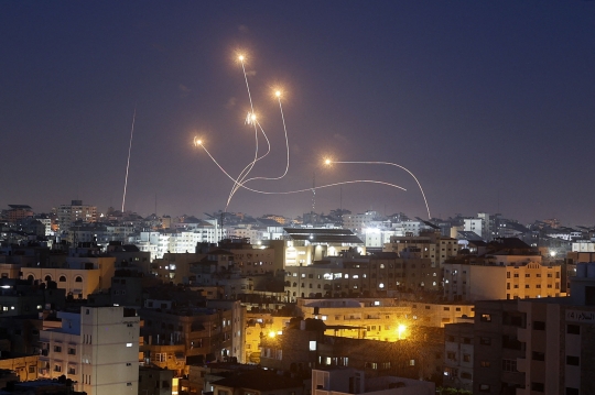 Mencekamnya Pertempuran Roket Militan Palestina vs Iron Dome Israel