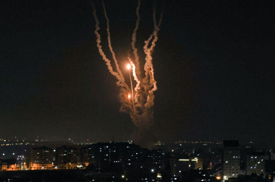 Mencekamnya Pertempuran Roket Militan Palestina vs Iron Dome Israel