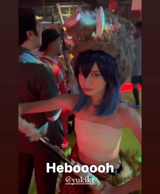 Potret Yuki Kato Cosplay Jadi Inosuke di Aries Party, Pakai Sendal Jepit Jadi Omongan