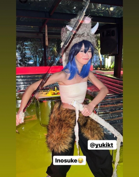 Potret Yuki Kato Cosplay Jadi Inosuke di Aries Party, Pakai Sendal Jepit Jadi Omongan