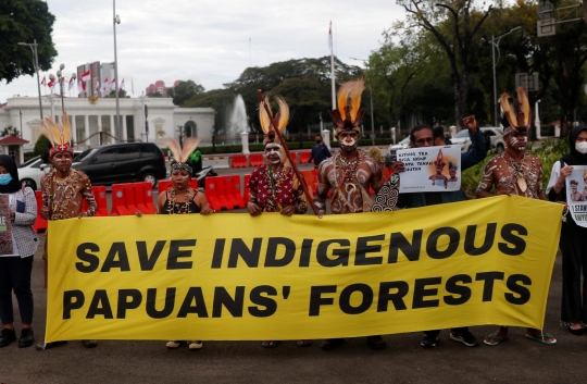 Usai Mengadu Komnas HAM, Suku Awyu Papua Demo di Istana Merdeka