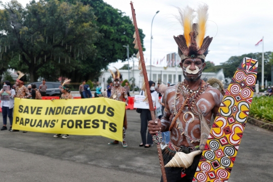 Usai Mengadu Komnas HAM, Suku Awyu Papua Demo di Istana Merdeka