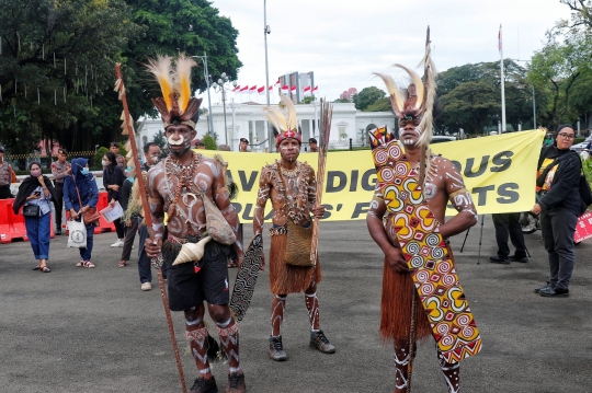 Usai Mengadu Komnas HAM, Suku Awyu Papua Demo di Istana Merdeka