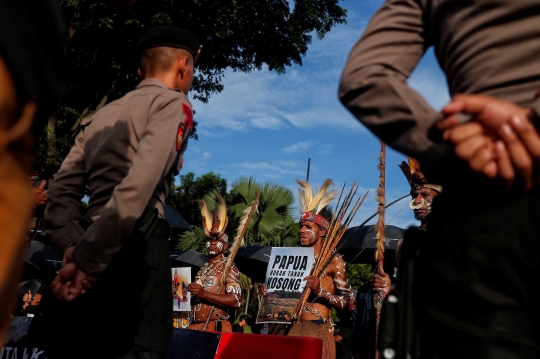 Usai Mengadu Komnas HAM, Suku Awyu Papua Demo di Istana Merdeka