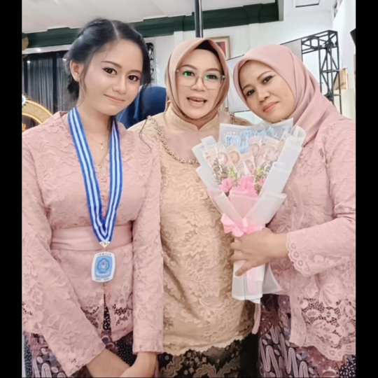 Momen Sus Rini Hadir di Acara Kelulusan Putrinya, Wajah Cantik Sang Anak Bikin Salfok