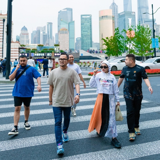 Momen Lucu Gilang Widya Jalan-jalan di Shanghai Bareng Bos Erigo, Disangka Kakaknya