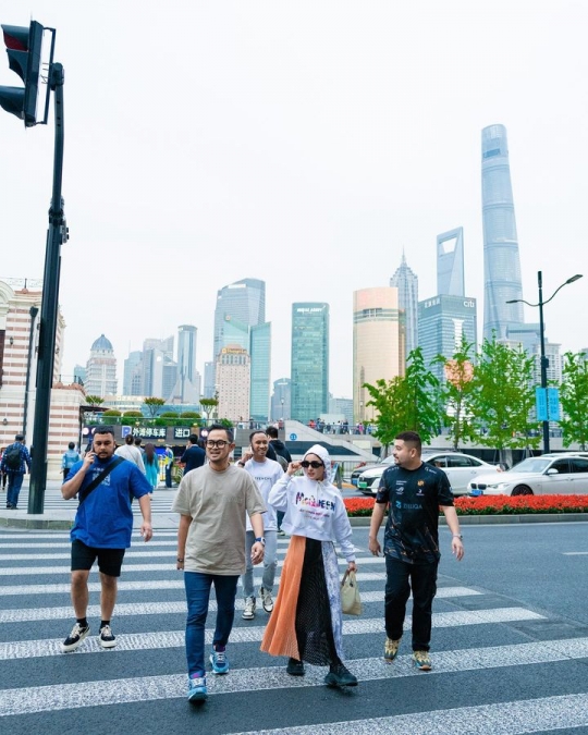 Momen Lucu Gilang Widya Jalan-jalan di Shanghai Bareng Bos Erigo, Disangka Kakaknya