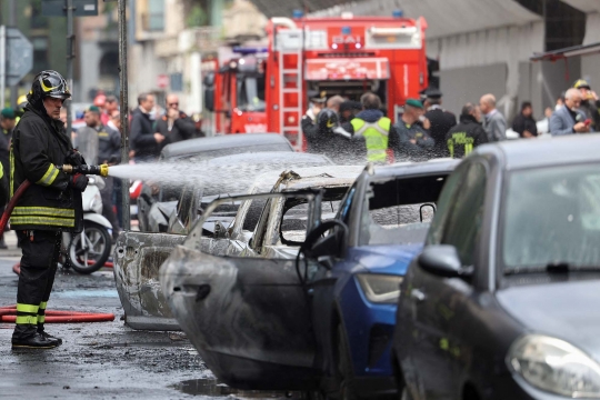 Dahsyatnya Ledakan Tabung Oksigen di Milan, Sejumlah Mobil Ludes Terbakar