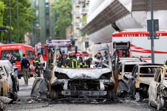 Dahsyatnya Ledakan Tabung Oksigen di Milan, Sejumlah Mobil Ludes Terbakar