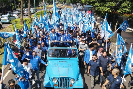 Gaya Zulkifli Hasan Pimpin Pendaftaran Bacaleg PAN Naik Jeep Biru