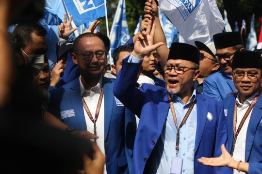 Gaya Zulkifli Hasan Pimpin Pendaftaran Bacaleg PAN Naik Jeep Biru