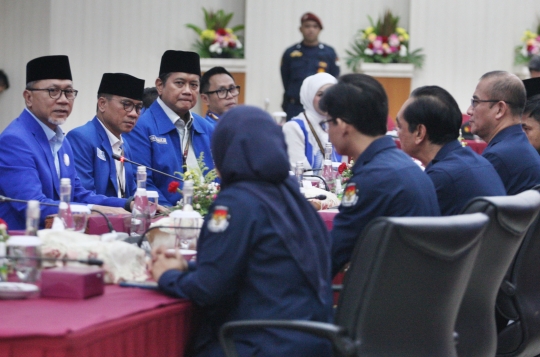 Gaya Zulkifli Hasan Pimpin Pendaftaran Bacaleg PAN Naik Jeep Biru