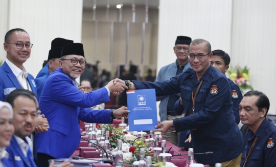 Gaya Zulkifli Hasan Pimpin Pendaftaran Bacaleg PAN Naik Jeep Biru