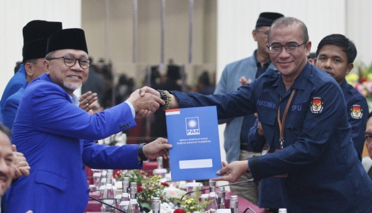 Gaya Zulkifli Hasan Pimpin Pendaftaran Bacaleg PAN Naik Jeep Biru