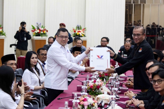 TGB hingga Yusuf Mansur Dampingi Hary Tanoe Serahkan Berkas Bacaleg Perindo ke KPU