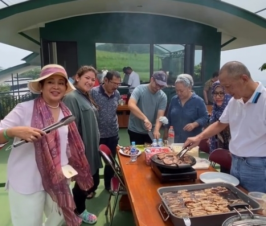 Kumpul Seru Keluarga Cendana Bakar-Bakar Daging, Mayangsari Absen jadi Sorotan