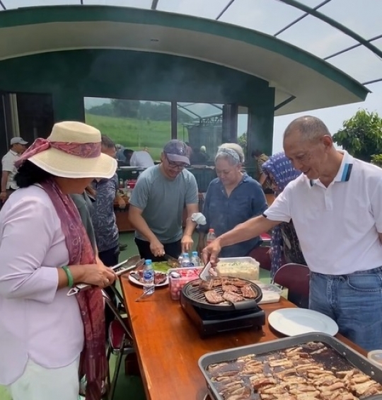 Kumpul Seru Keluarga Cendana Bakar-Bakar Daging, Mayangsari Absen jadi Sorotan