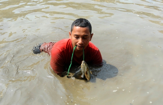 Antusiasme Warga Ngubek Empang di Depok