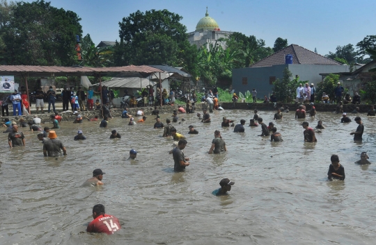 Antusiasme Warga Ngubek Empang di Depok