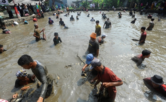 Antusiasme Warga Ngubek Empang di Depok