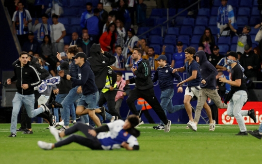 Barcelona Pesta Juara Liga Spanyol, Suporter Espanyol Ricuh Lempar Bangku Cadangan