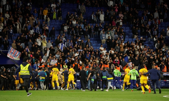 Barcelona Pesta Juara Liga Spanyol, Suporter Espanyol Ricuh Lempar Bangku Cadangan