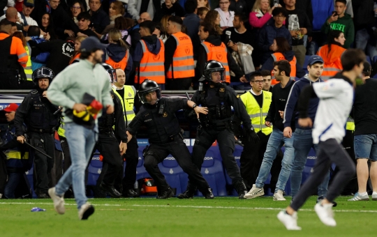 Barcelona Pesta Juara Liga Spanyol, Suporter Espanyol Ricuh Lempar Bangku Cadangan