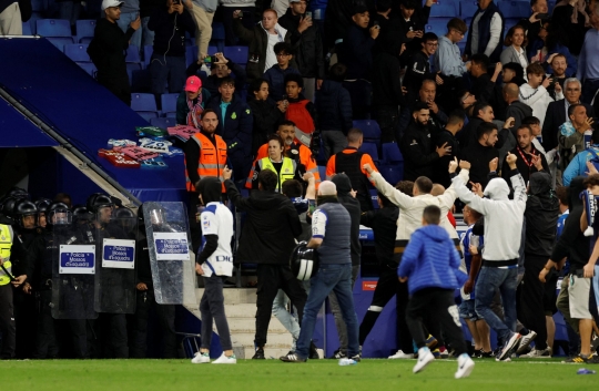 Barcelona Pesta Juara Liga Spanyol, Suporter Espanyol Ricuh Lempar Bangku Cadangan