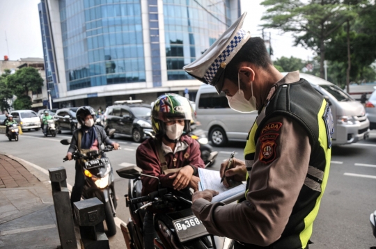 Tilang Manual Kembali Diberlakukan di Jakarta, Pemotor Banyak Terjaring