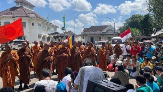 Momen Istimewa Antar-Umat di Tengah 32 Biksu Jalan Kaki Thailand-Borobudur