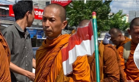 Momen Istimewa Antar-Umat di Tengah 32 Biksu Jalan Kaki Thailand-Borobudur