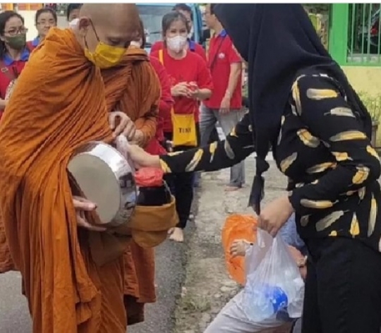 Momen Istimewa Antar-Umat di Tengah 32 Biksu Jalan Kaki Thailand-Borobudur