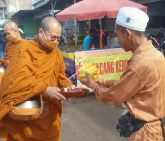 Momen Istimewa Antar-Umat di Tengah 32 Biksu Jalan Kaki Thailand-Borobudur