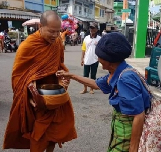 Momen Istimewa Antar-Umat di Tengah 32 Biksu Jalan Kaki Thailand-Borobudur