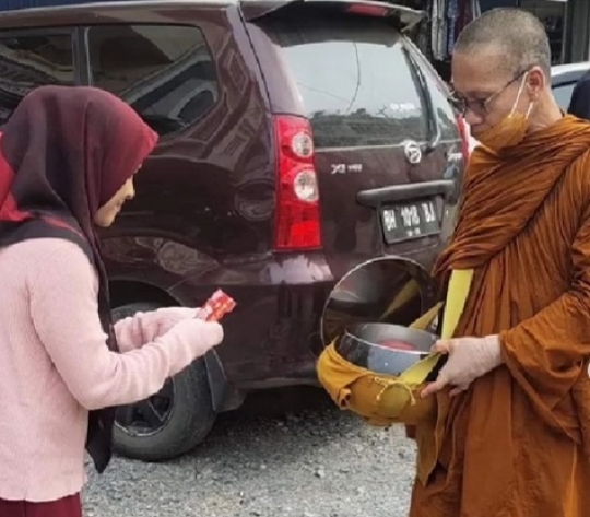 Momen Istimewa Antar-Umat di Tengah 32 Biksu Jalan Kaki Thailand-Borobudur