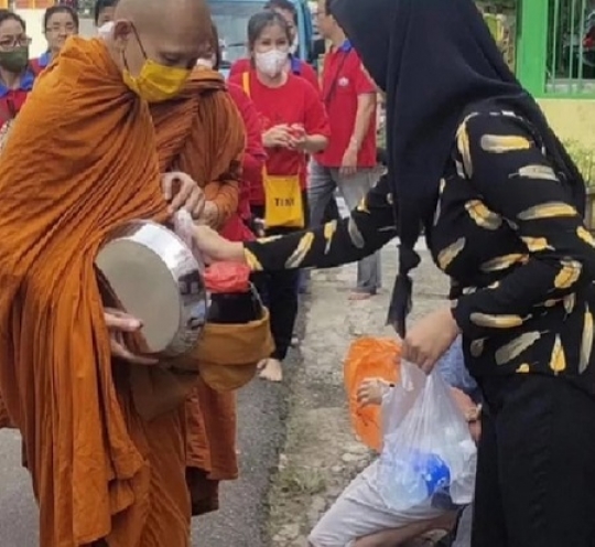 Momen Istimewa Antar-Umat di Tengah 32 Biksu Jalan Kaki Thailand-Borobudur