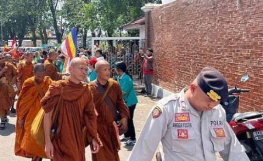 Momen Istimewa Antar-Umat di Tengah 32 Biksu Jalan Kaki Thailand-Borobudur