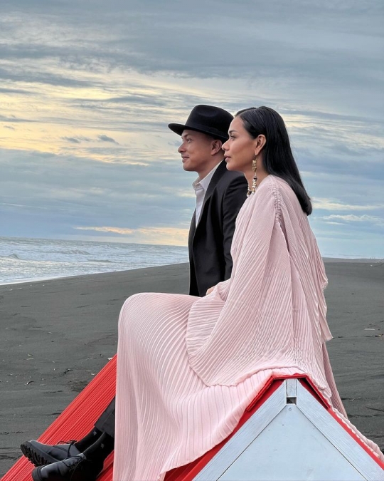 Potret Mesra Nicholas Saputra dengan Adina Wirasti, Netizen 'Aku Kira Prewed'