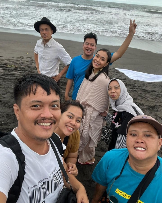 Potret Mesra Nicholas Saputra dengan Adina Wirasti, Netizen 'Aku Kira Prewed'