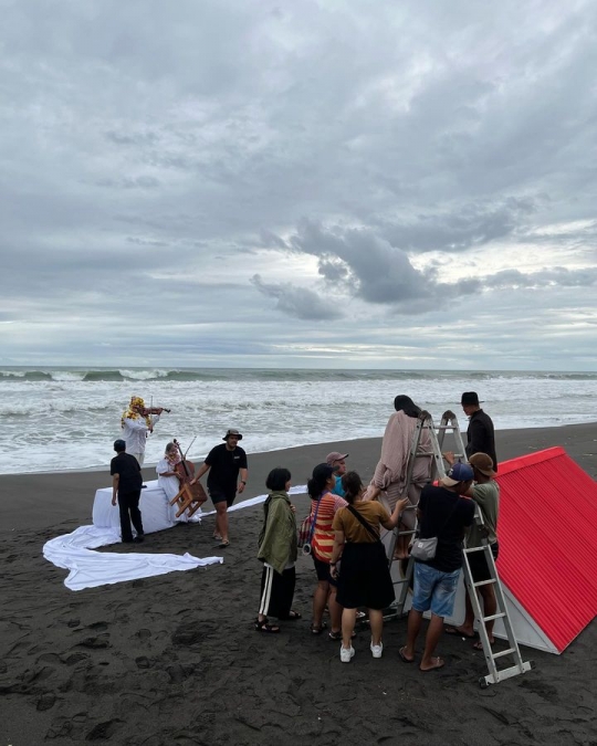 Potret Mesra Nicholas Saputra dengan Adina Wirasti, Netizen 'Aku Kira Prewed'