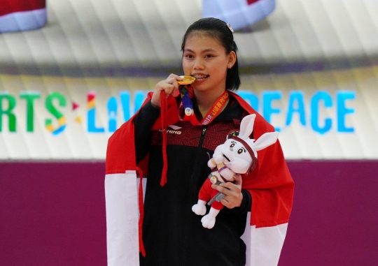 Atlet Angkat Besi Tsabitha Alfiah Ramadani Sumbang Emas SEA Games untuk Indonesia