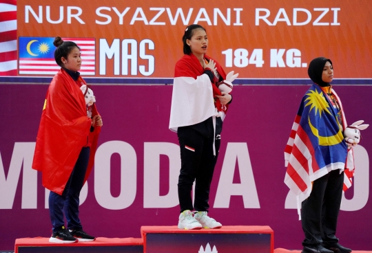 Atlet Angkat Besi Tsabitha Alfiah Ramadani Sumbang Emas SEA Games untuk Indonesia