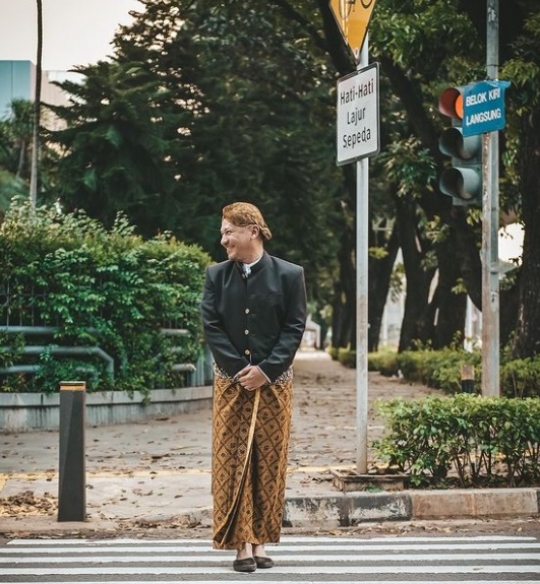 Ikut Halal Bihalal The Prediksi Tema Baju Adat, Ini Potret Gading Marten Pakai Beskap