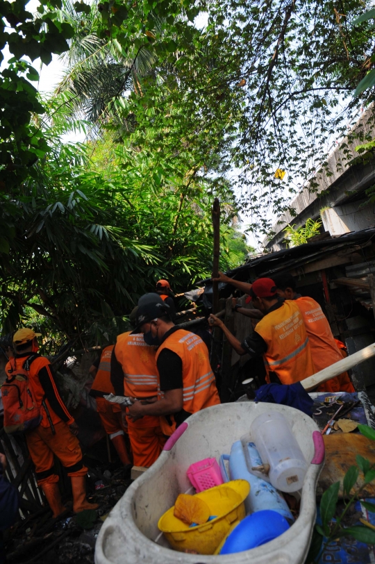 Petugas PPSU Bongkar 50 Bangunan dan MCK Liar di Jalan Ahmad Yani