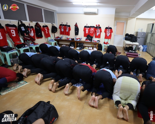 Intip Pemain Timnas Indonesia Salat Berjemaah di Ruang Ganti Sebelum Final SEA Games