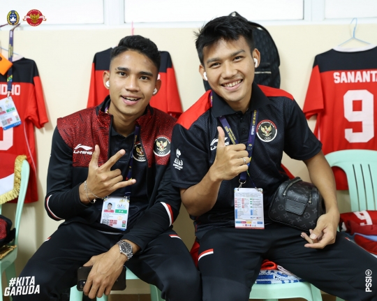 Intip Pemain Timnas Indonesia Salat Berjemaah di Ruang Ganti Sebelum Final SEA Games