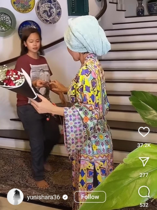 Penampilan Yuni Shara Kenakan Baju Handuk Usai Mandi, Wajah Tanpa Makeup Jadi Sorotan