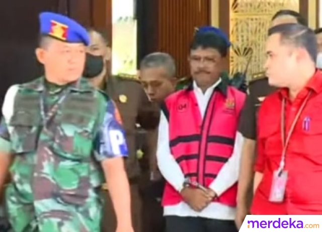 Potret terbaru Johnny G Plate usai ditetapkan sebagai tersangka kasus dugaan korupsi penyediaan infrastruktur Base Transceiver Station (BTS) 4G dan infrastruktur pendukung paket 1, 2, 3, 4, dan 5 BAKTI Kemenkominfo, Tahun 2020-2022.