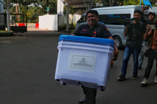 Geledah Kantor Johnny Plate, Kejagung Bawa Dua Kontainer Keluar dari Kemenkominfo