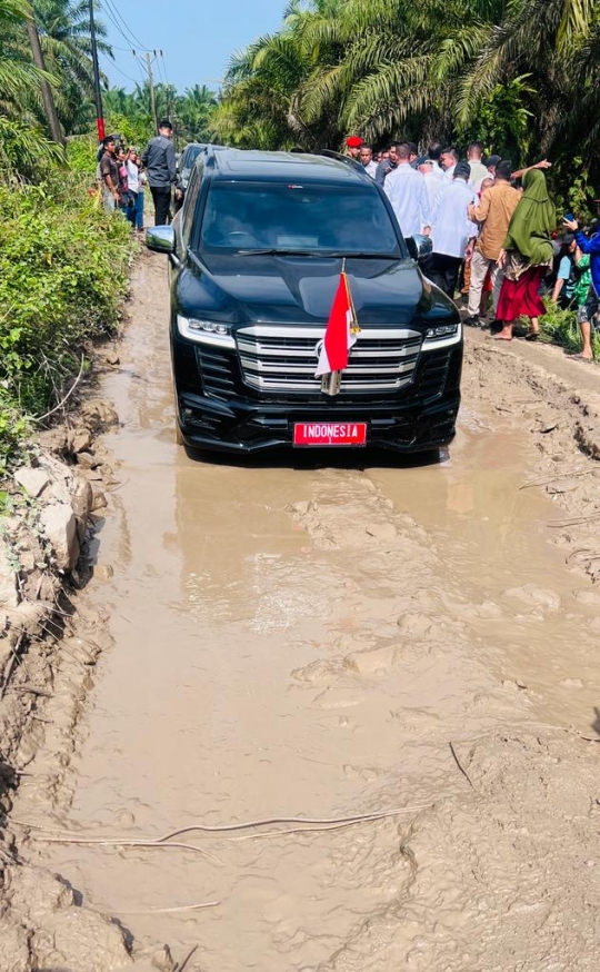 Momen Jokowi Tinjau Jalan Rusak Parah Penuh Kubangan Lumpur di Labuhanbatu Utara